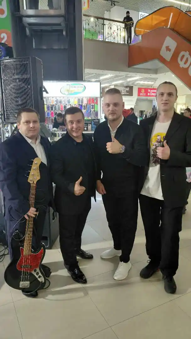 гурт після виступу в ТРЦ