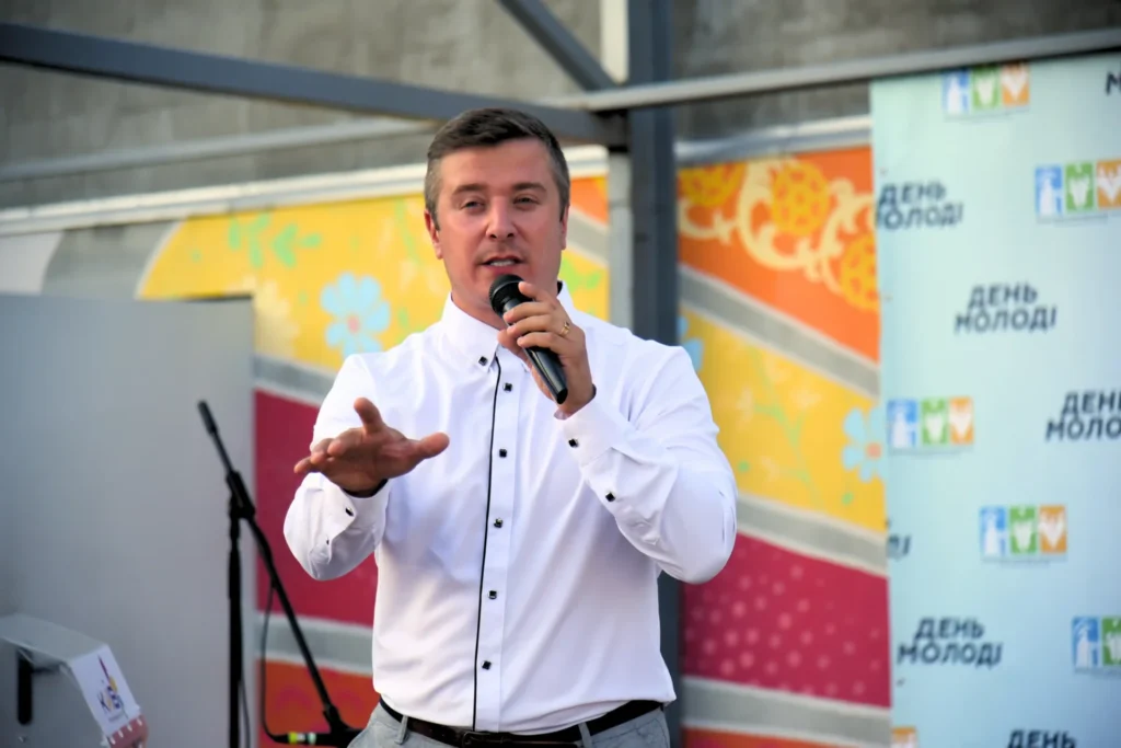 співак на сцені з мікрофоном