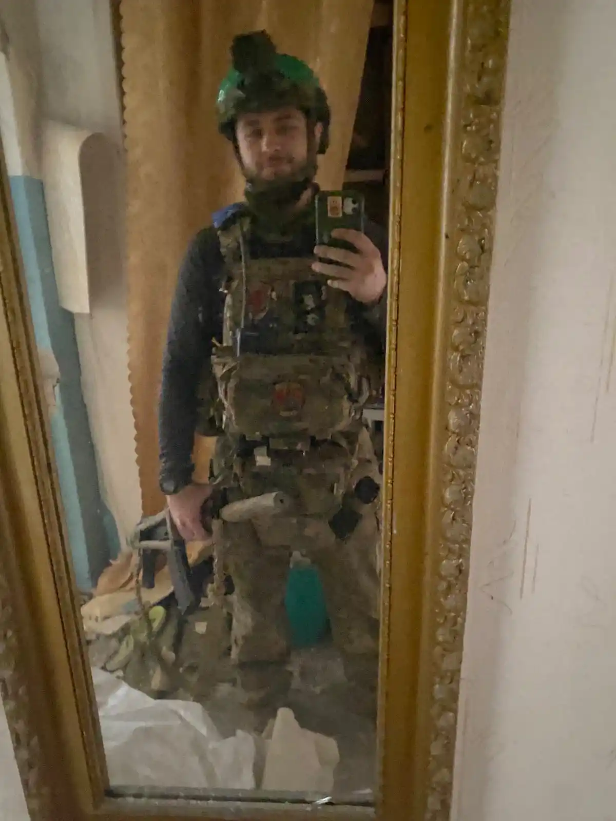 Артем у військовому спорядженні фотографує себе в дзеркалі на повний зріст