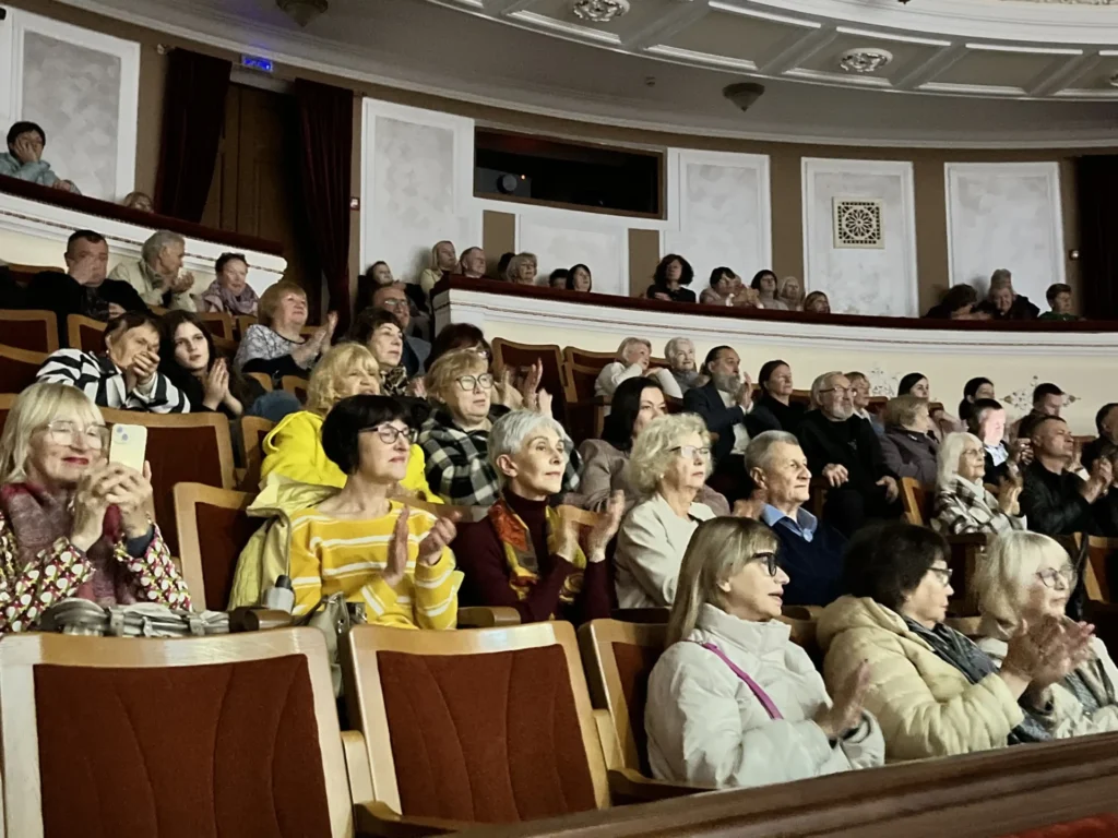 слухачі в залі аплодують