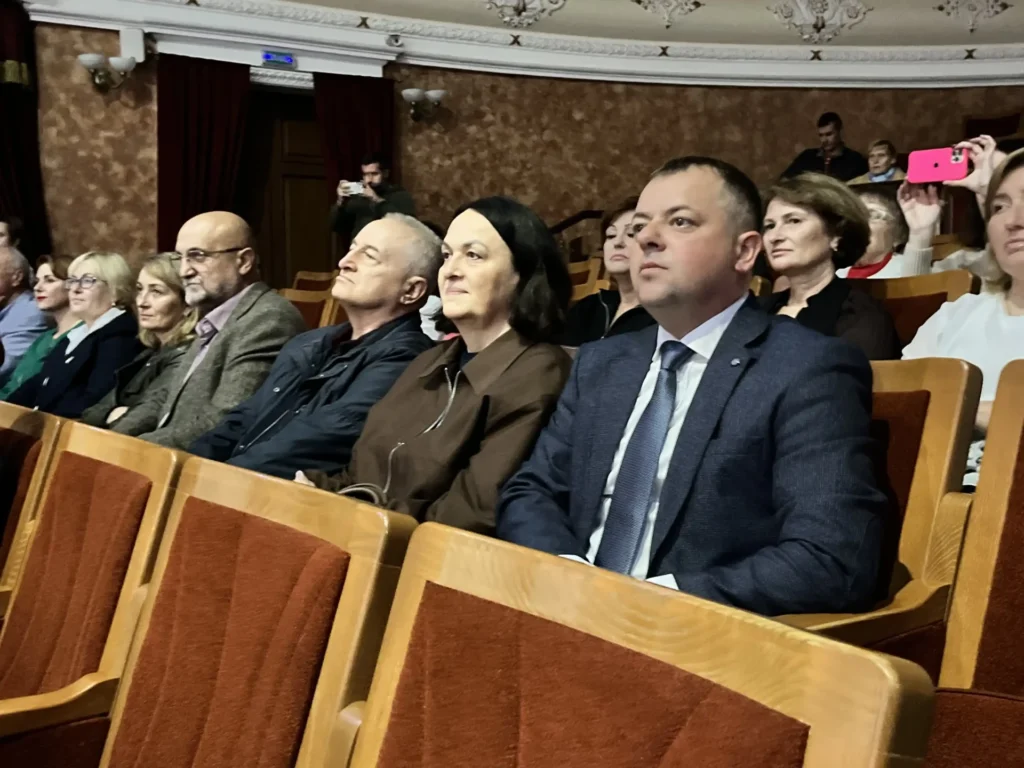 слухачі в залі