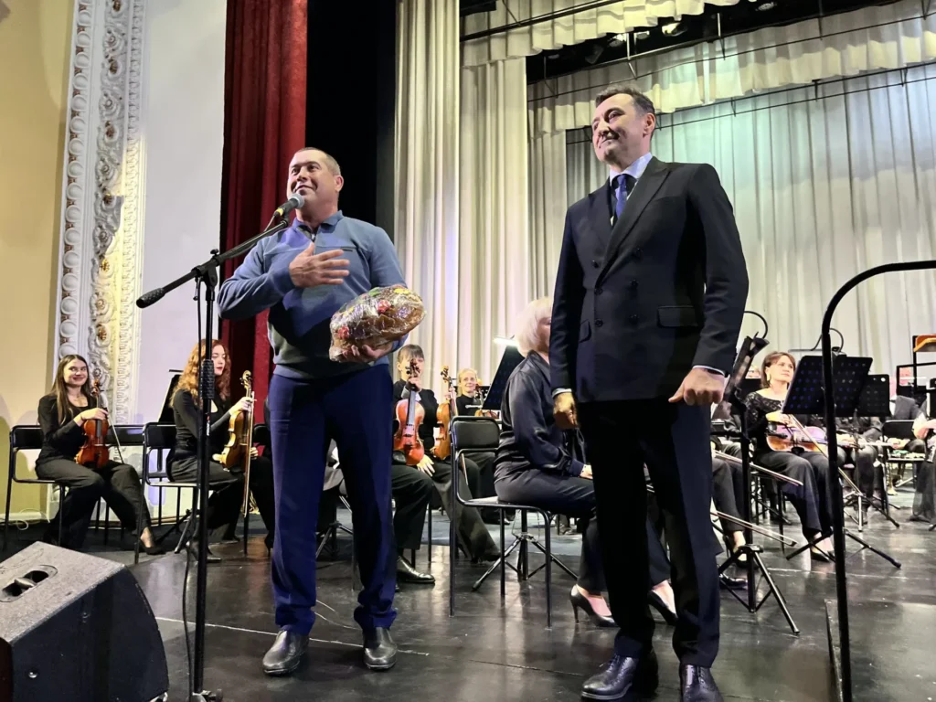 Олег Діденко та Олександр Лемешко промовляють зі сцени