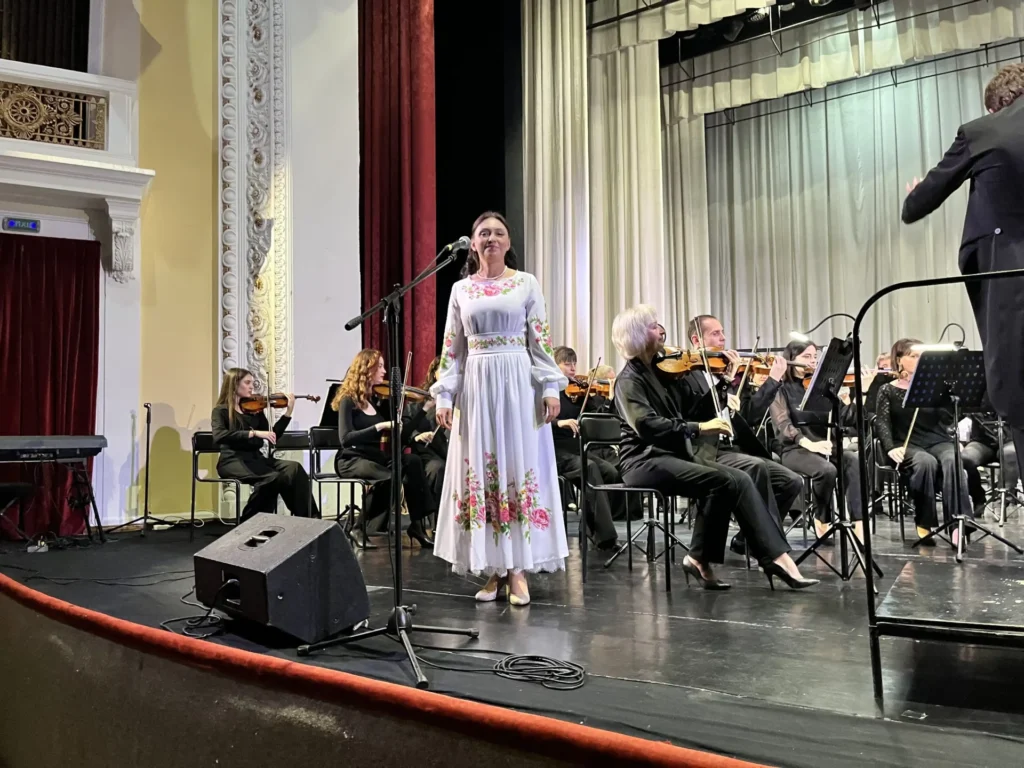 виконавиця з оркестром на сцені