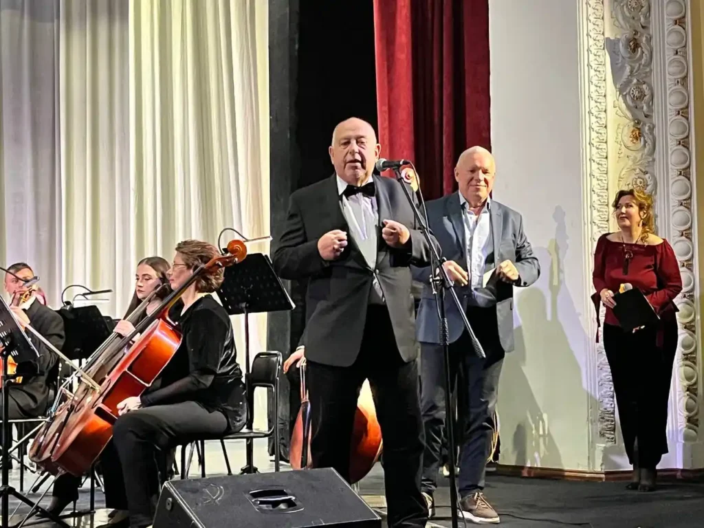 люди виступають перед мікрофоном із вітальними словами