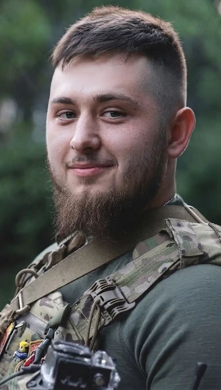 Артем у військовому спорядженні