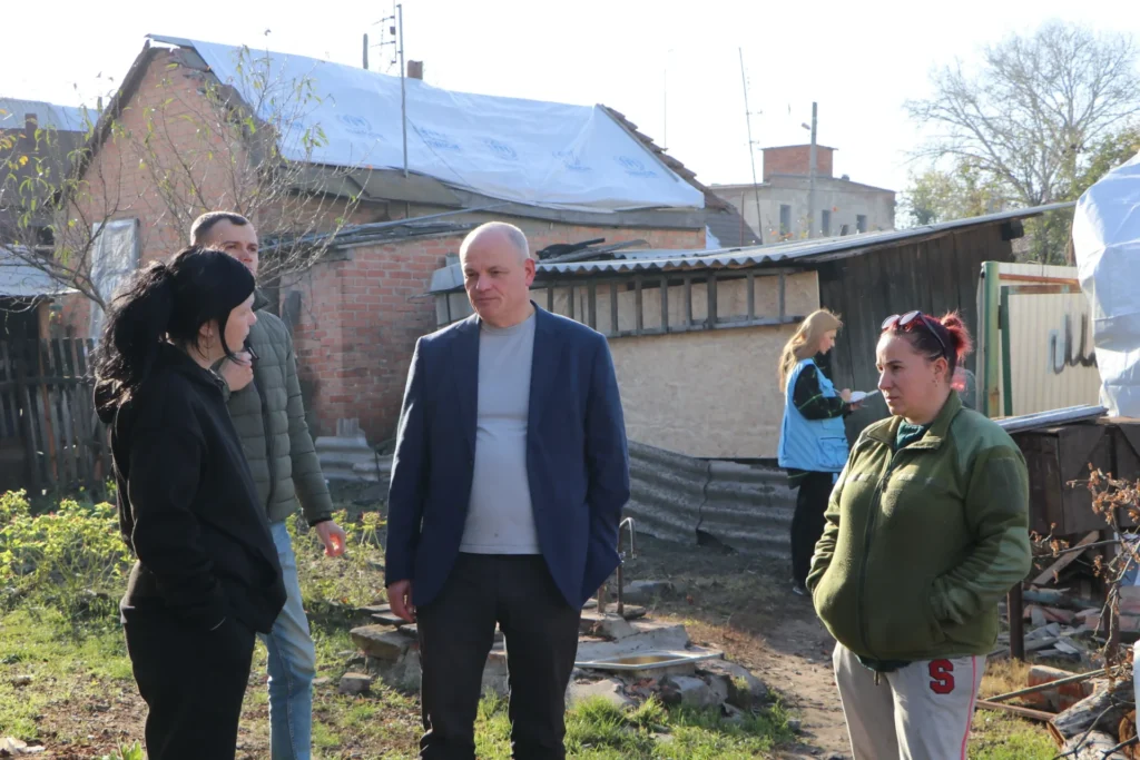 Віталій Нікіпелов спілкується з двома постраждалими жінками