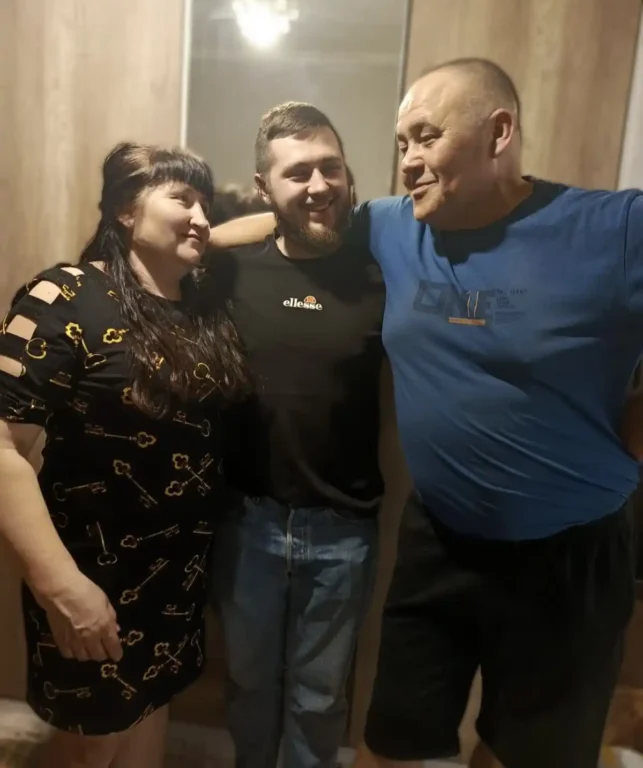 Артем із батьками у квартирі