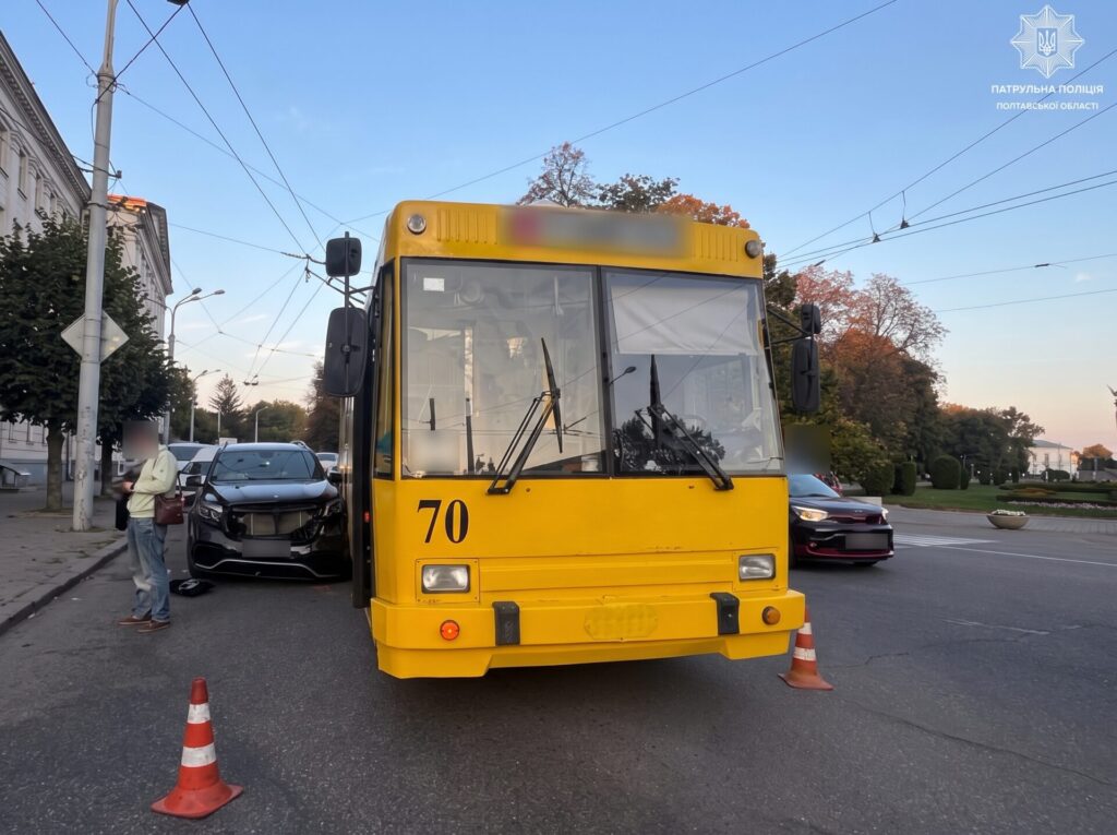 ДТП у Полтаві на Соборності: тролейбус зіткнувся з Mercedes
