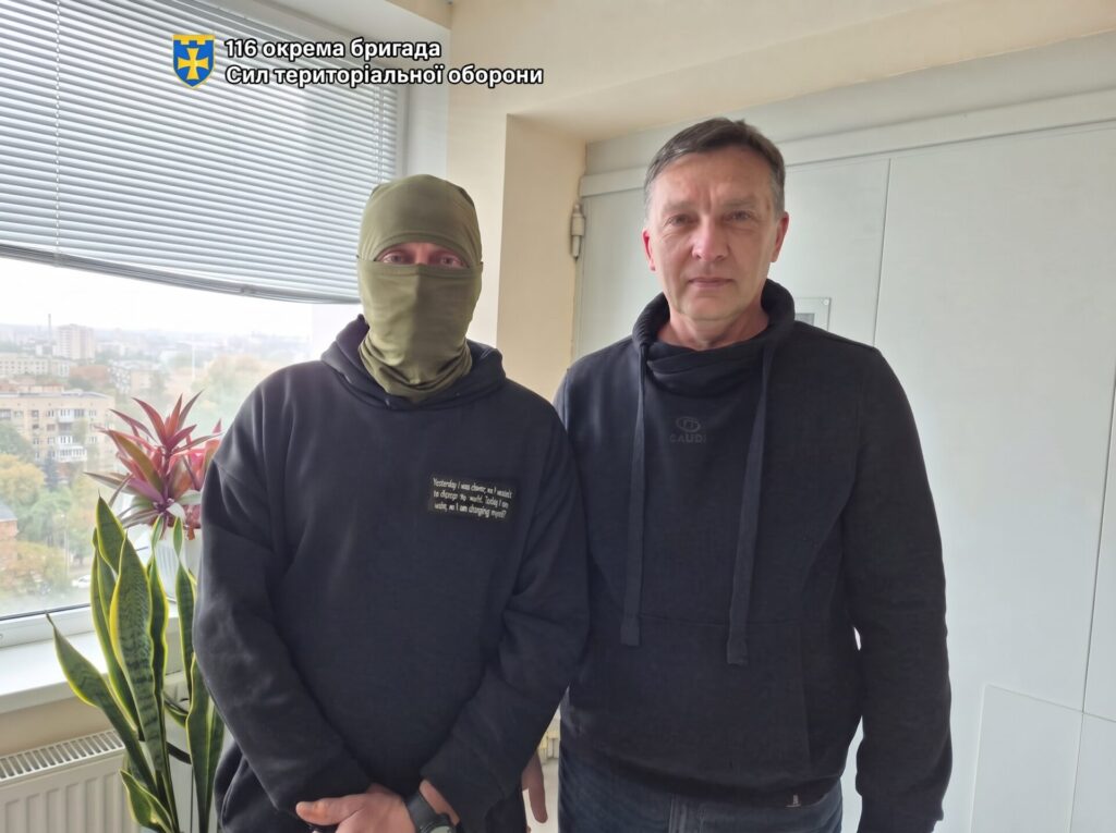 «Побратими не полишають своїх»: представники 116 окремої бригади ТрО провідали у шпиталі пораненого командира «Дєда»