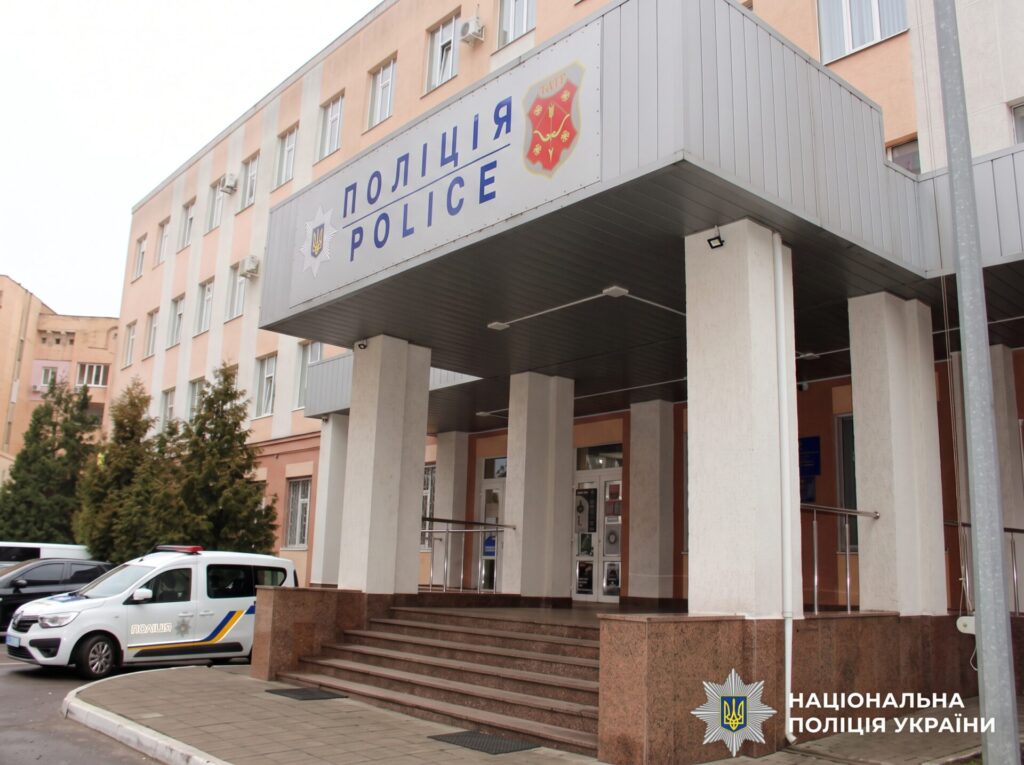 У Розсошенцях дівчина випала з 6 поверху: поліція відкрила провадження