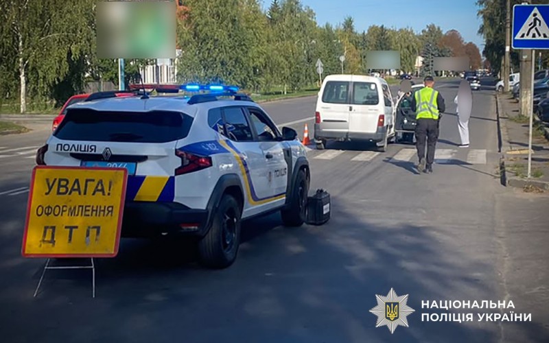 поліцейська машина та авто учасника ДТП на пішоходному переході