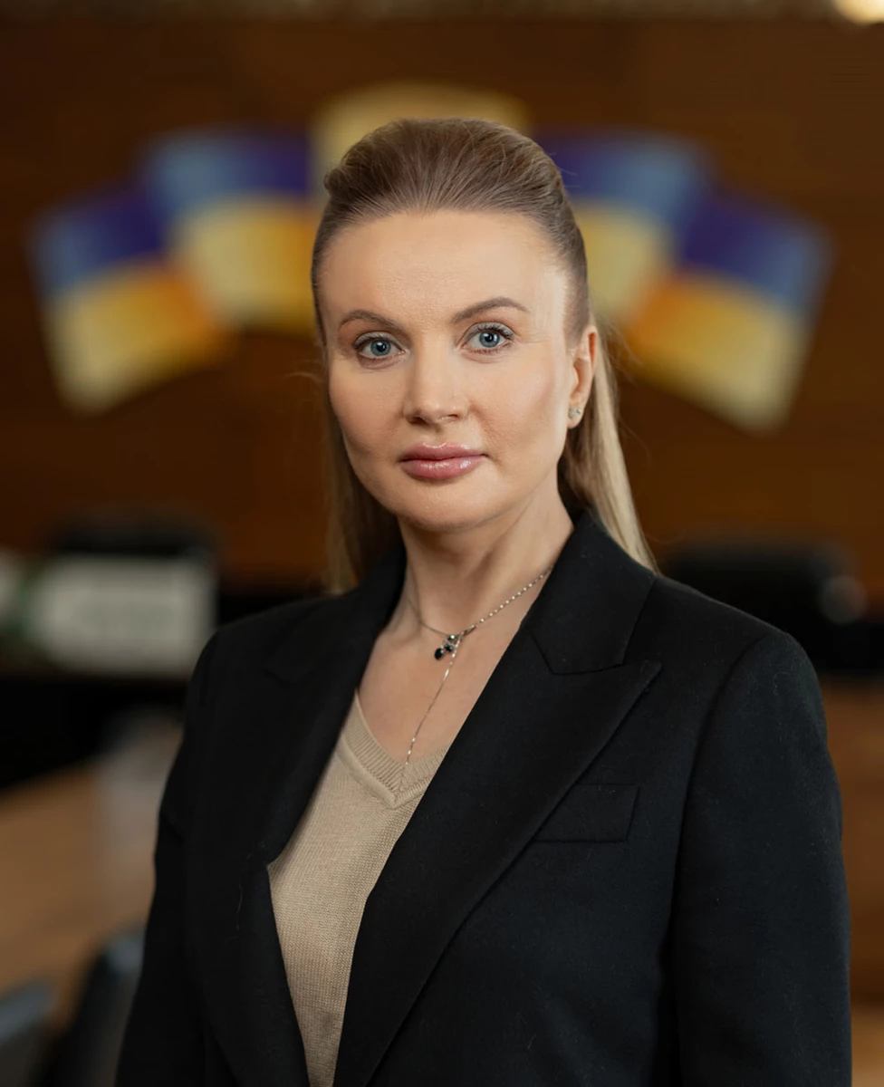 Ірина Салогуб на тлі залу засідань