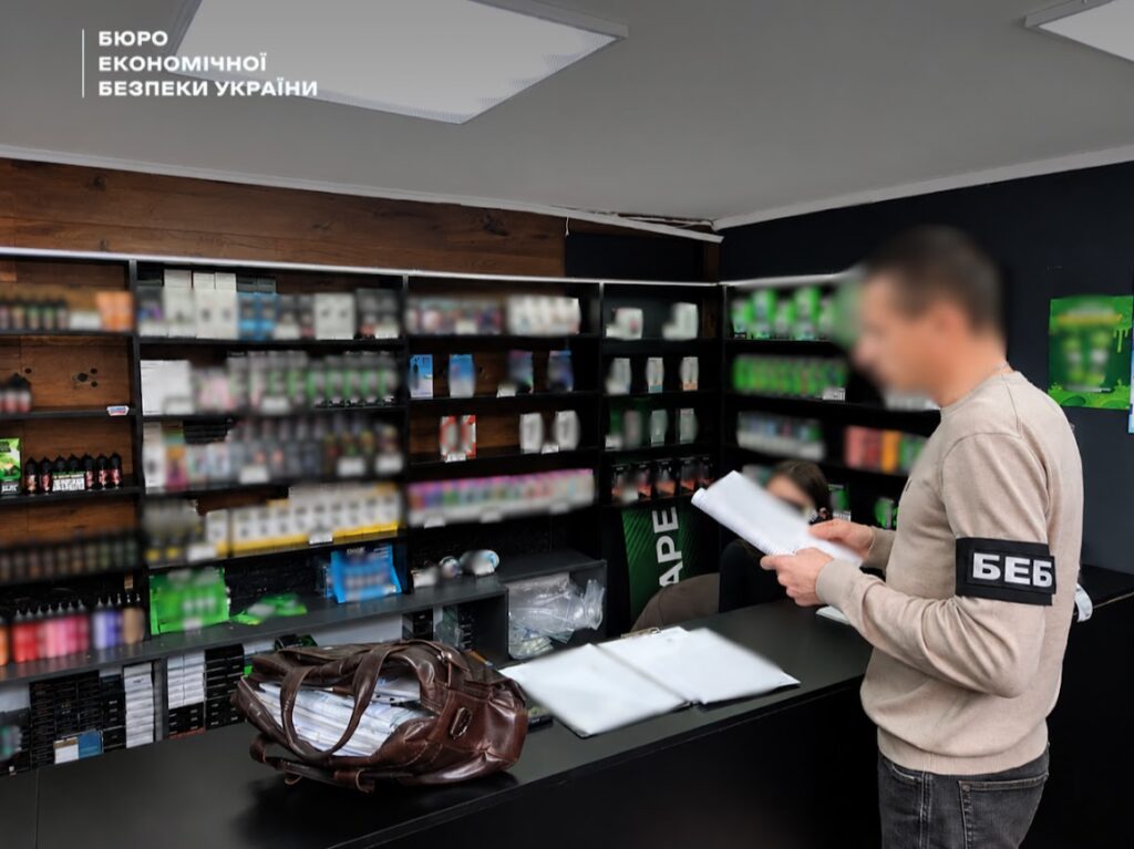працівник БЕБ у магазині вейпів