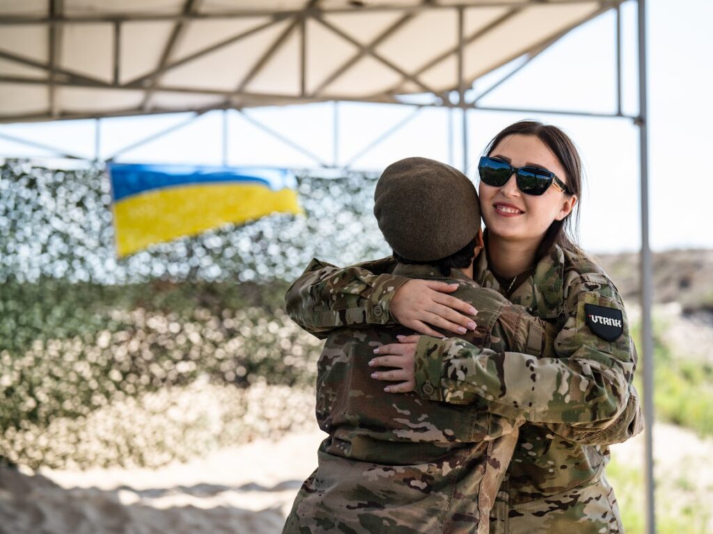 Рух VETERANKA запустив Монобазу: як оформити щомісячну підписку на зброю та медицину для захисниць 