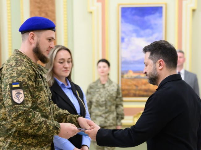 Президент вручив 20 сертифікатів на квартири Героям України та рідним захисників, удостоєних цього звання посмертно