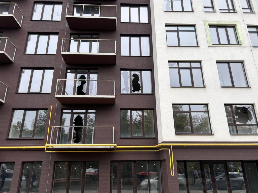 Дві атаки дронів: у Полтавській громаді пошкоджені будинки, школа й підприємство, постраждали четверо людей