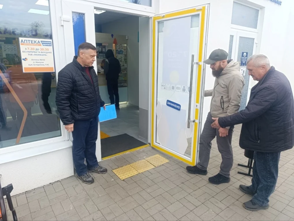 перевірка входу в будівлю на доступність