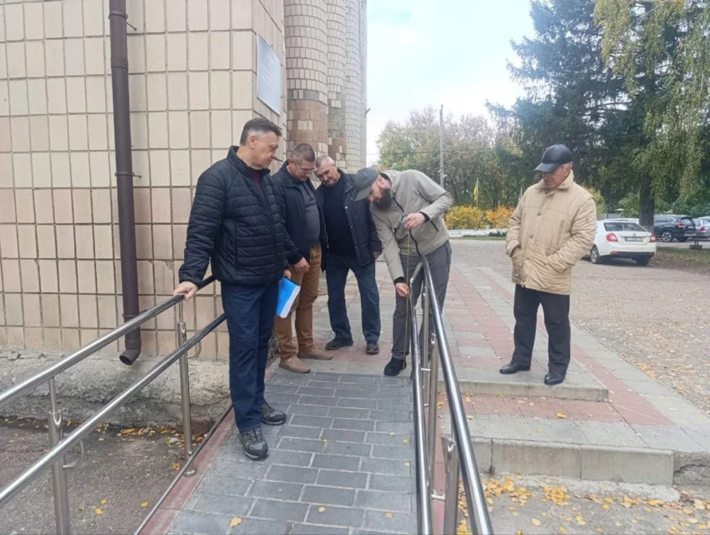 «Безбар’єрність у дії»: у Мачухівській громаді перевірили доступність ЦНАПу, зупинок та закладів торгівлі