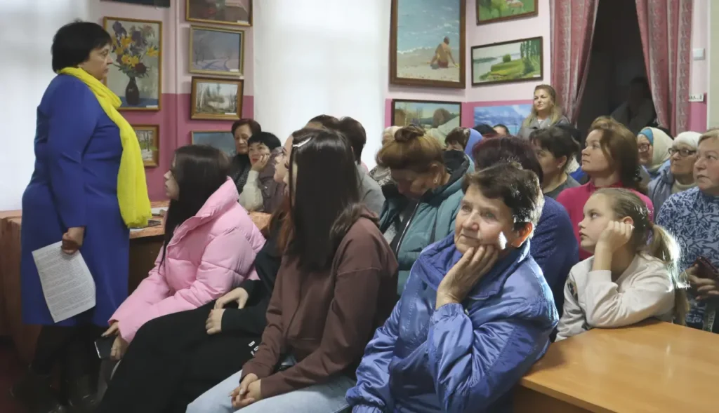 люди в залі
