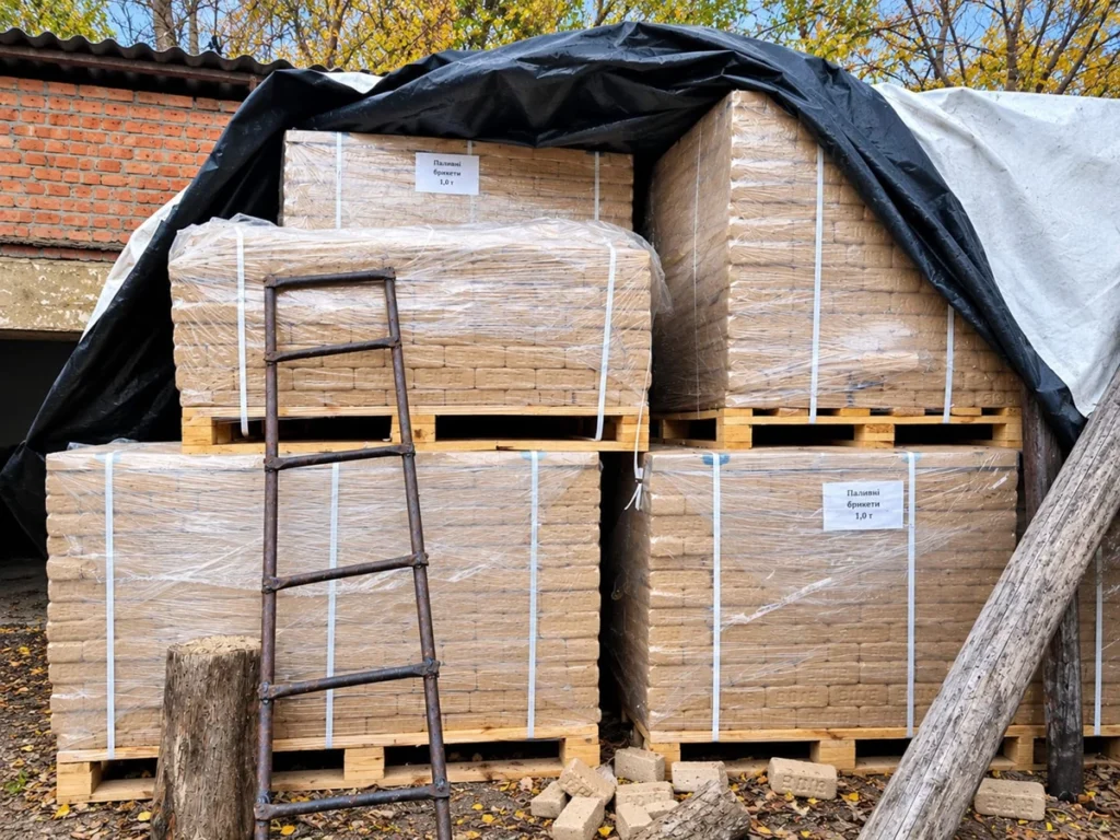 200 тонн паливних брикетів для чотирьох закладів освіти Полтавщини: як область співпрацює з Help – Hilfe zur Selbsthilfe в Україні