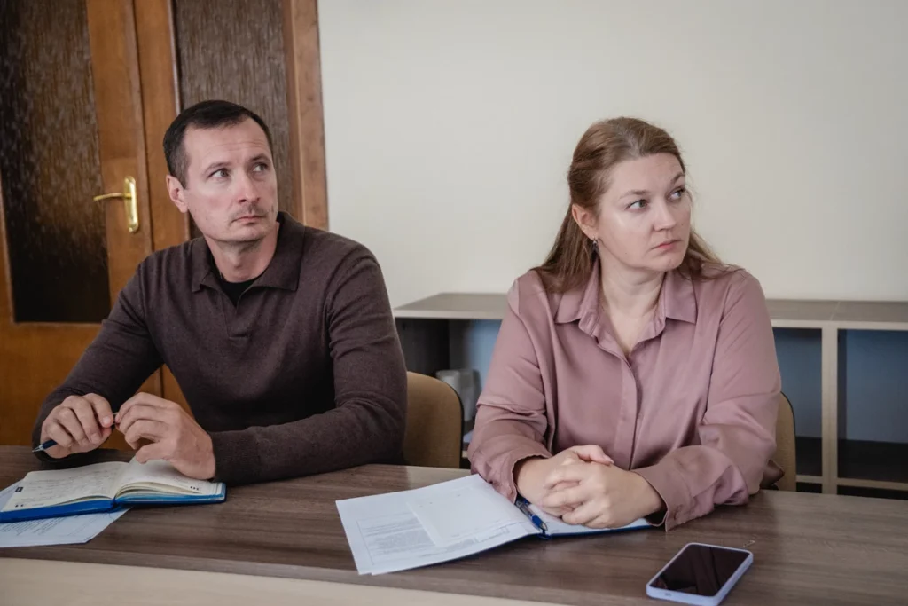 учасники зустрічі за столом