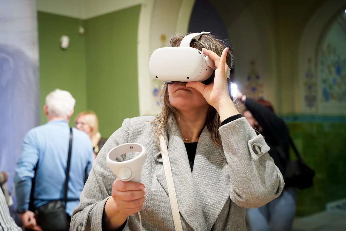 Жінка у VR-окулярах