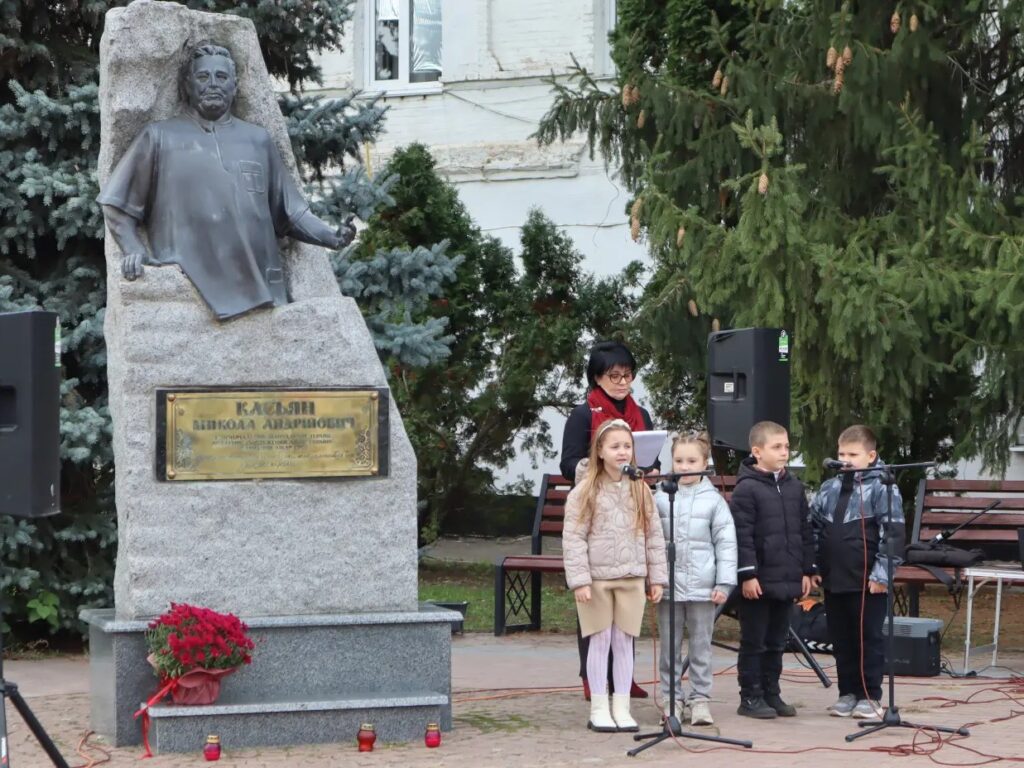 У Кобеляках вшанували пам’ять лікаря та поета Миколи Касьяна