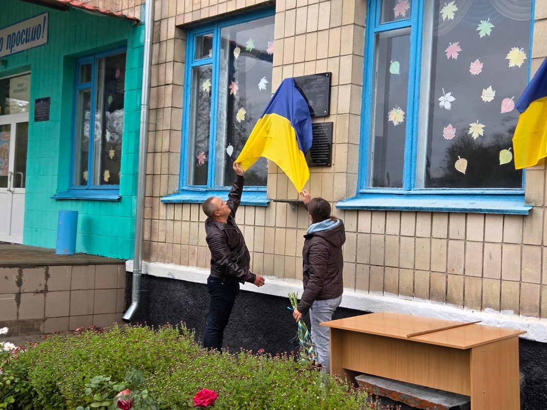 https://myrgorod.pl.ua/news/na-fasadi-petrivtsivskoji-gimnaziji-vidkryly-memorialni-doshky-trom-poleglym-gerojam