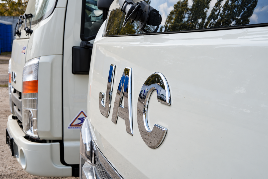 Нові автомобілі для КАТП-1628: у Полтаві оновили автопарк для прибирання сміття та перевезення баків