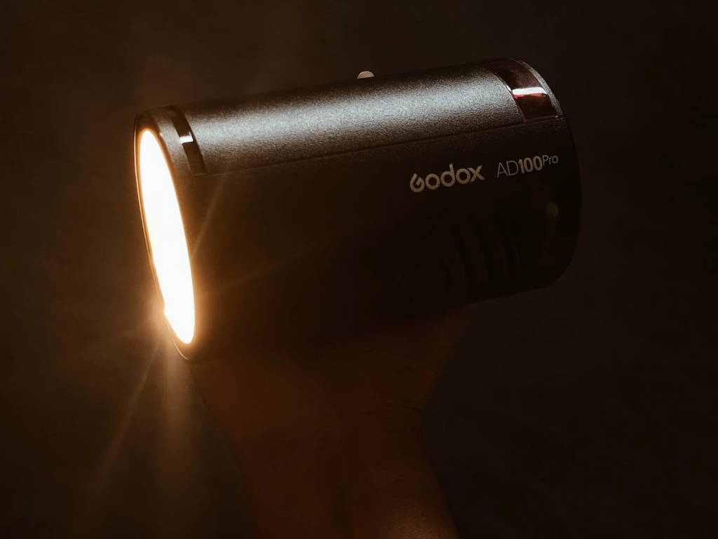 Кишеньковий спалах Godox AD100Pro II: коли він замінює накамерне світло та де потрібен AD200Pro II