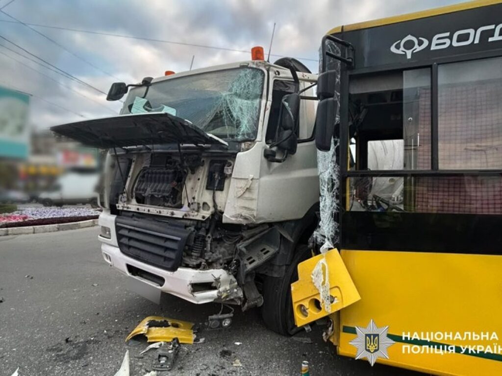 ДТП на Полтавщині: аварія з постраждалим мотоциклістом та зіткнення тролейбуса з вантажівкою