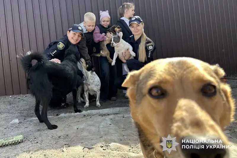 поліцейські та діти разом із собаками