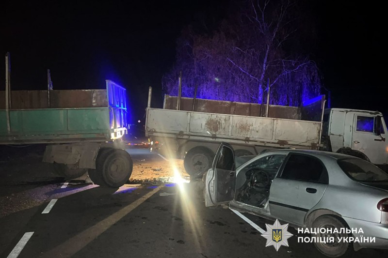 легковий автомобіль врізався в вантажівку з причепом, ніч