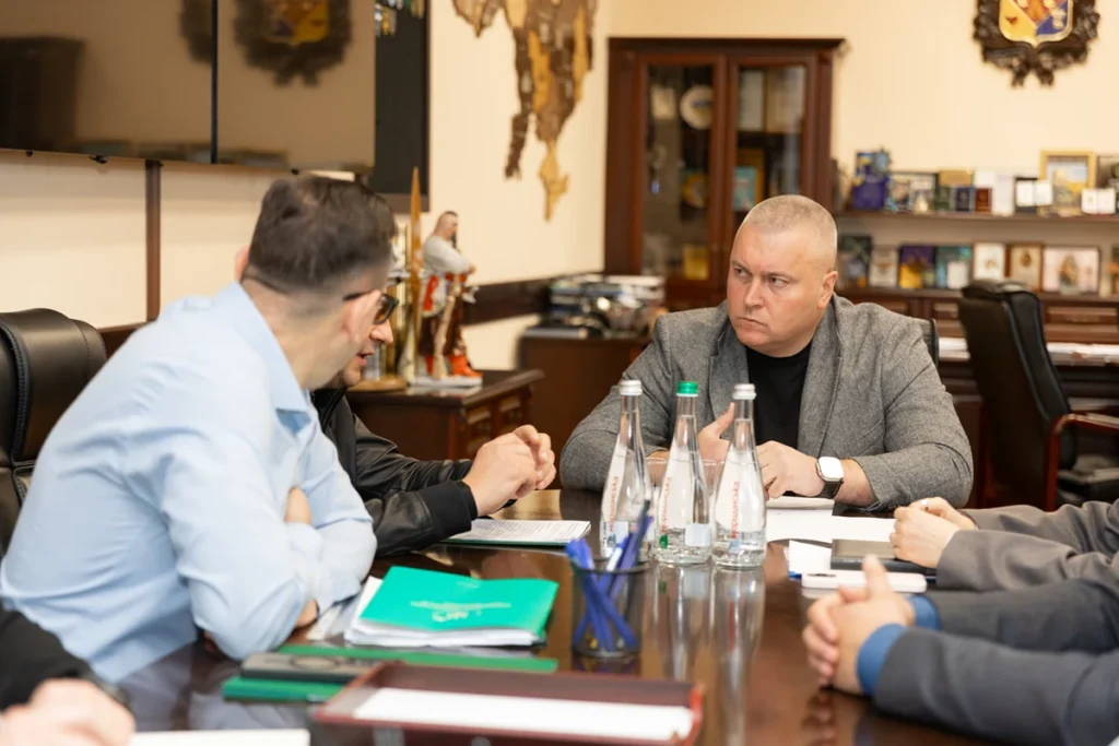 віталій дяківнич за столом
