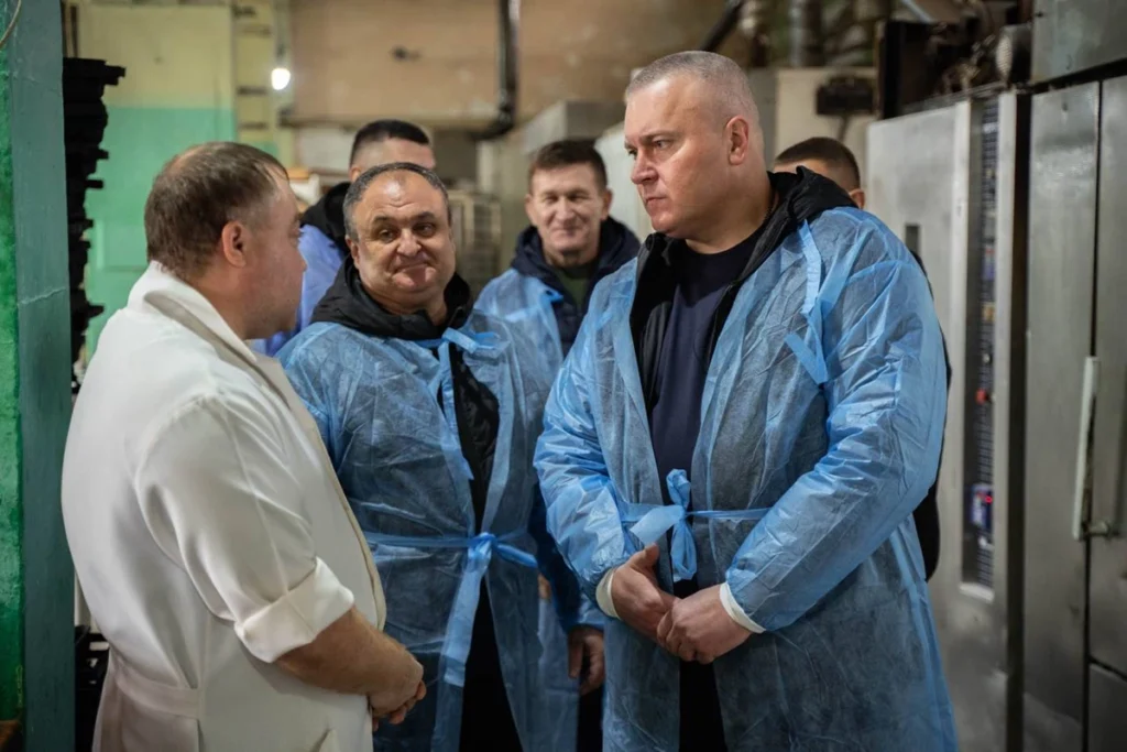 Віталій Дяківнич із колегами спілкується з працівниками пекарні