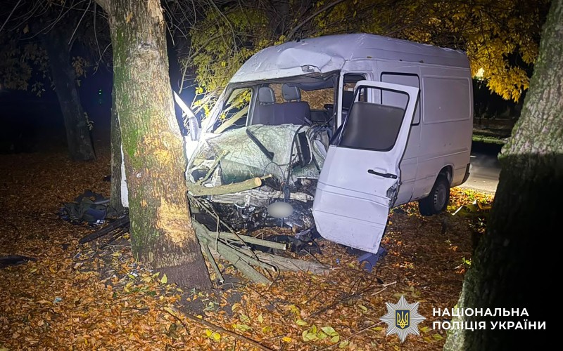 пошкоджений мікроавтобусу в наслідок ДТП 