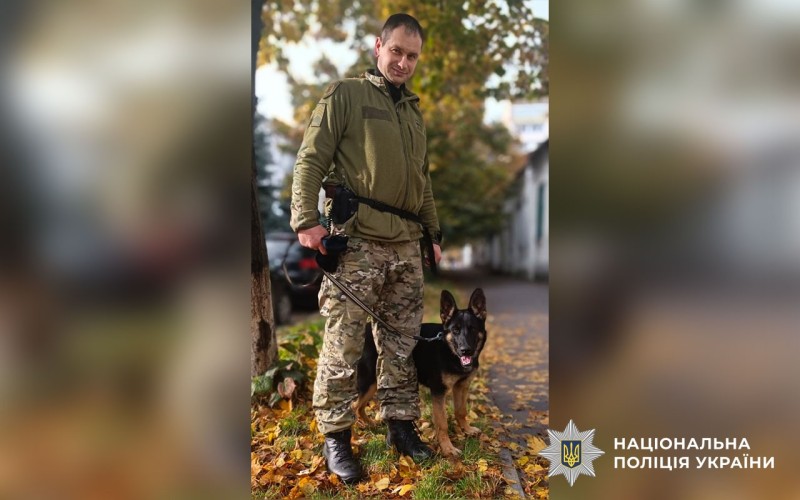Кінолог із собакою на вулиці міста
