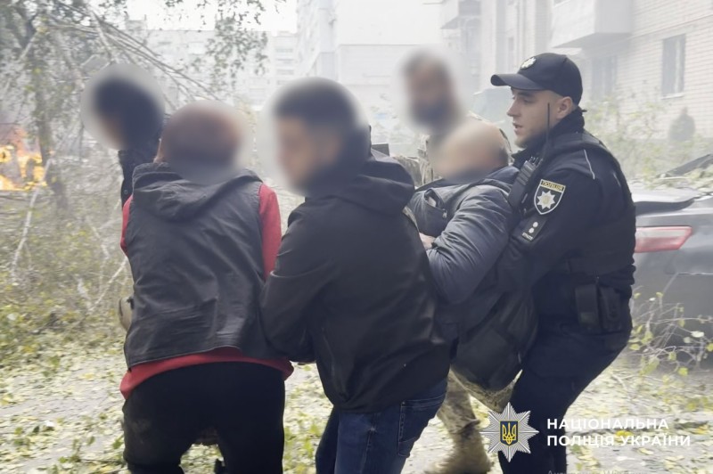 люди виносять постраждалого з будинку