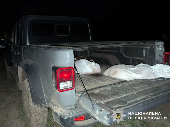 На Полтавщині поліція викрила браконьєра: у багажнику джипа знайшли зброю й тушу косулі