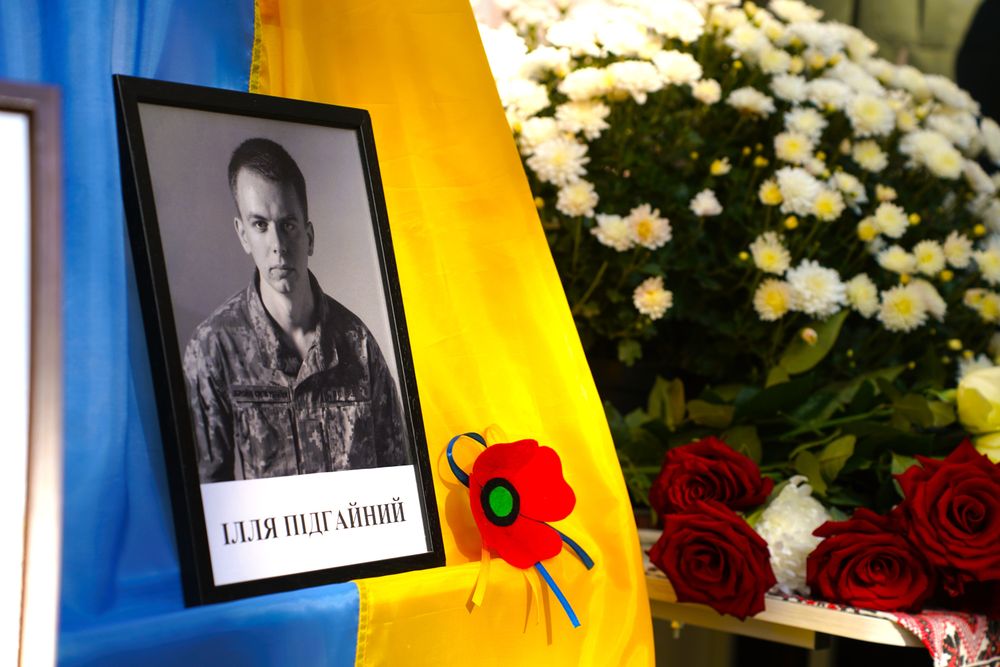 портрет воїна біля прапора