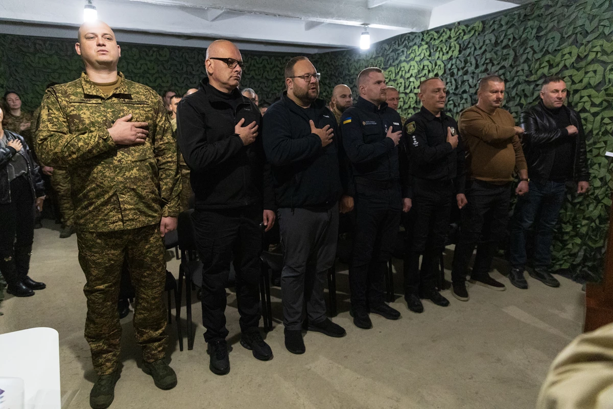 люди під час звучання гімну україни