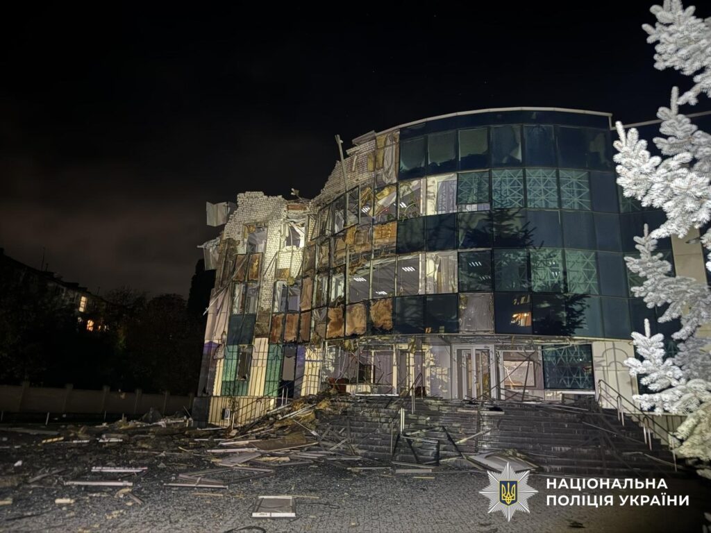 пошкоджена обстрілом напівкругла будівля