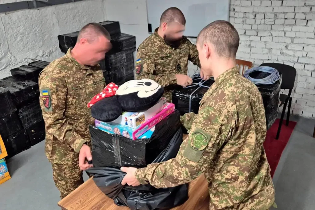 Дитяче харчування та іграшки з повітря: гвардійці доставили дронами 600 кг допомоги до окупованих Олешок