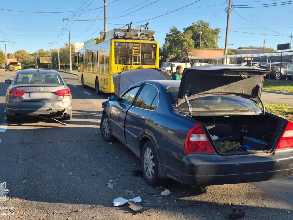 Потрійна аварія у Полтаві: на вулиці Великотирнівській зіткнулися легковики та тролейбус