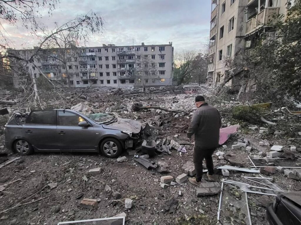 Ракетний удар по Кременчуку: зафіксовано влучання у житловий район та на підприємстві