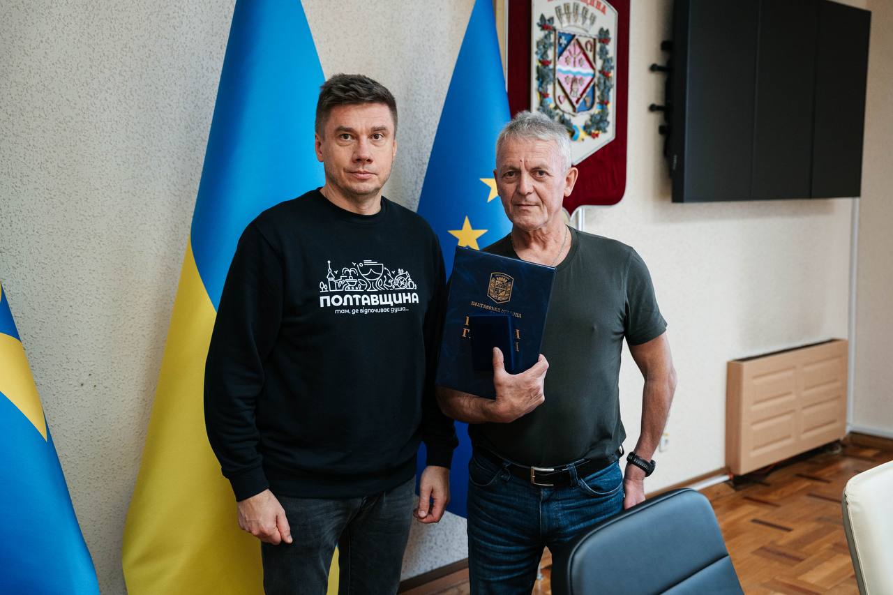 Олександр Біленький нагороджує викладача