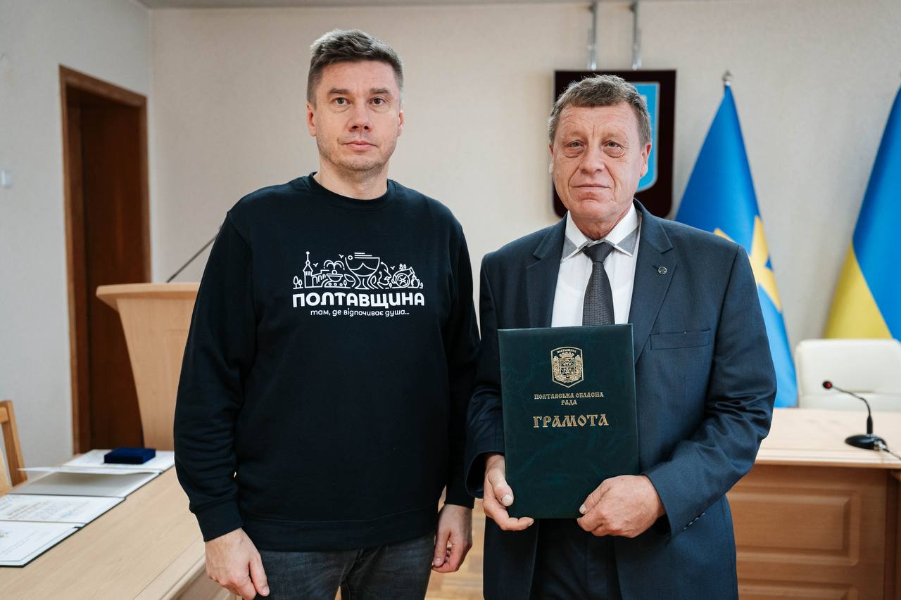Олександр Біленький нагороджує викладача