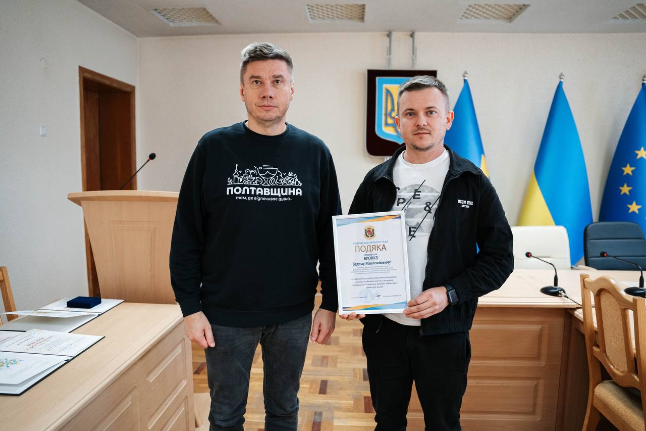 Олександр Біленький нагороджує викладача