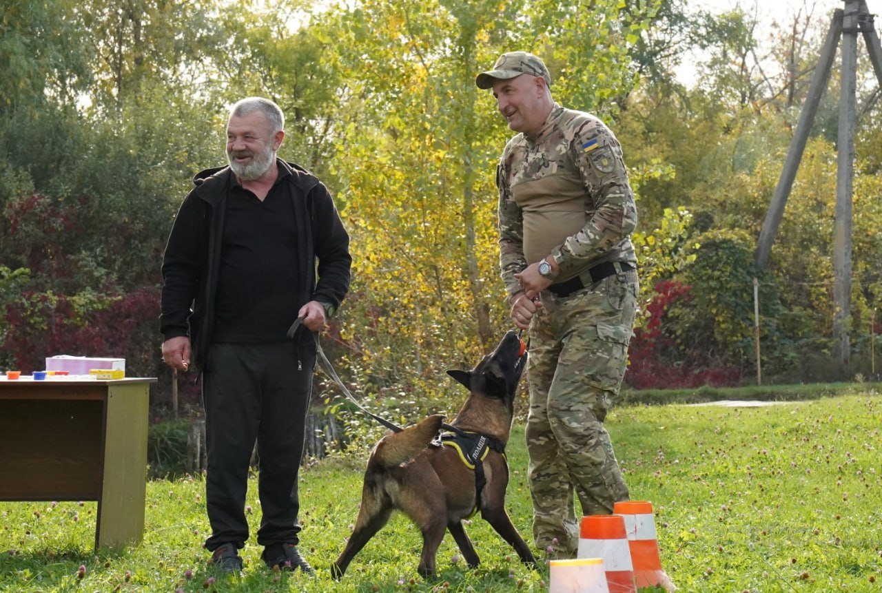 Поліцейським та службовий собака