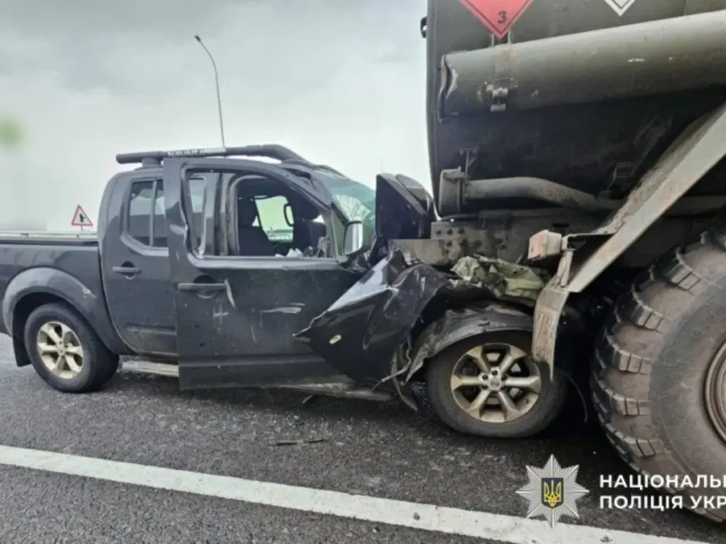 ДТП на Полтавщині: на автодорозі Київ — Харків зіткнулися Nissan та КамАЗ, є постраждалий